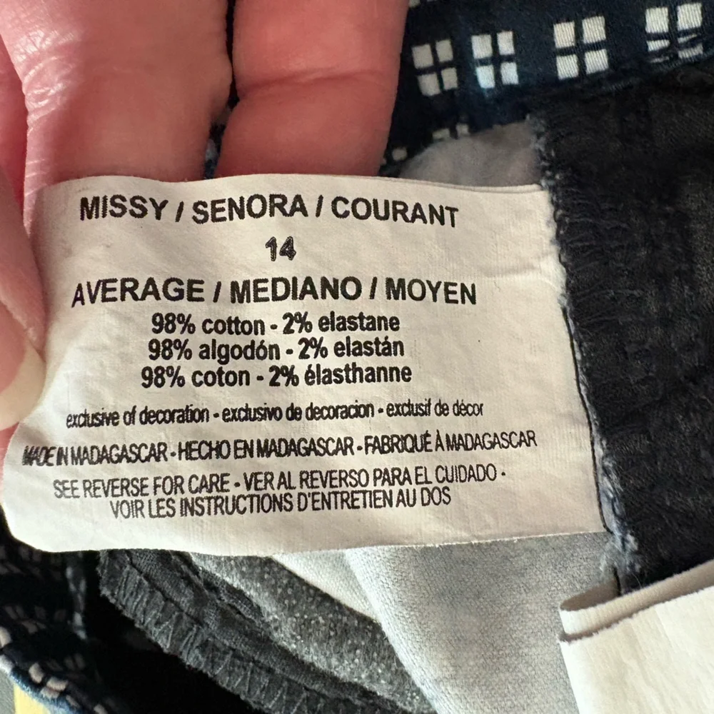 Gloria Vanderbilt khaki unlimited navy/white checkered Capri. Size 14.